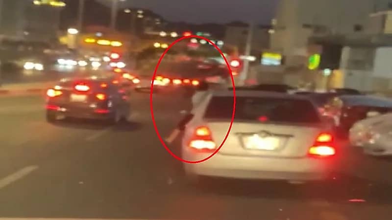 قائد مركبة يعرض حياة طفل للخطر ويجلسه متدليًا من النافذة بمكة