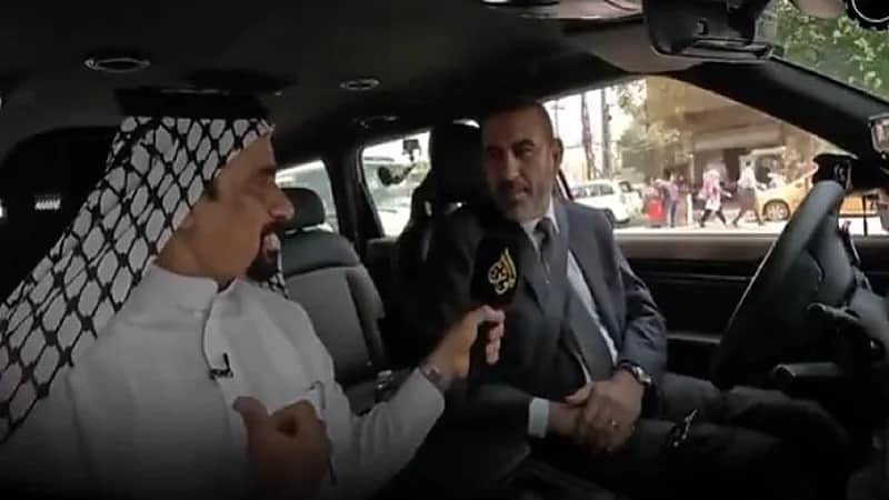 إعلامي يحصل على سيارة كهربائية هدية بسبب لقاء عابر بالشارع .. فيديو