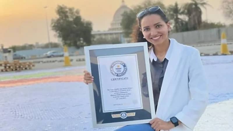 بالصور.. مواطنة تدخل موسوعة غينيس بأكبر خريطة في العالم