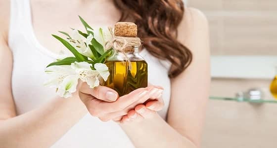 اكتشفي سر الزيوت الأساسية في علاجها الآمن لبشرتك