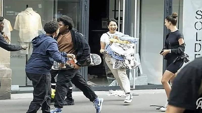 صورة ملفتة لفرحة فتاة أثناء سطوها على محل شهير بفرنسا