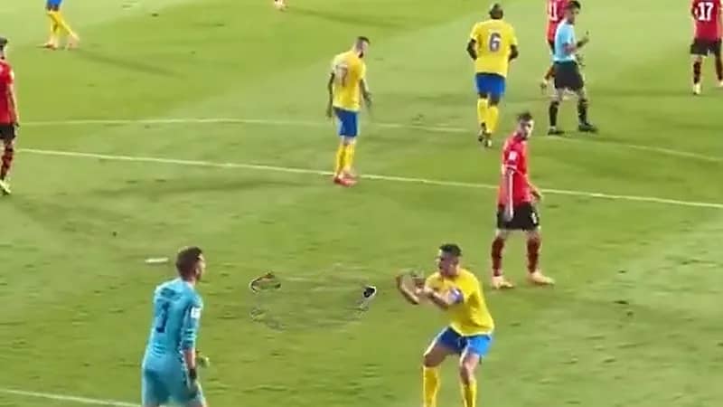 رونالدو يطالب حارس استقلال بتسريع اللعب قبل تسجيل الهدف الأول .. فيديو