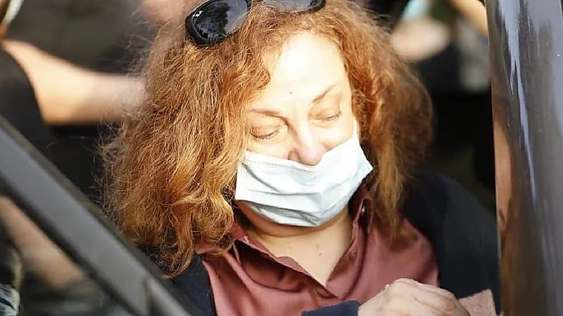 بالفيديو.. قاضية تقتحم مصرف لبنان بحثا عن حاكمه