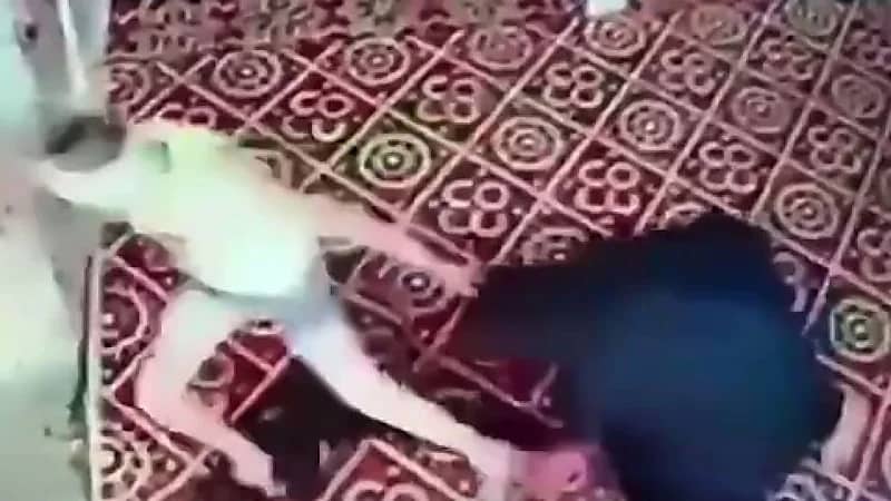 في مشهد يحبس الأنفاس.. رجل يسحل زوجته ويخنقها دون رحمة