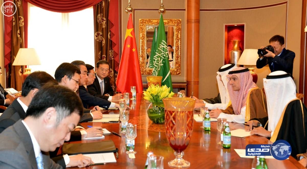 بالفيديو.. أم تعتدي على طفلتها بوحشية وتتهمها بالسرقة