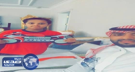 بالصور.. معلم يفاجئ طلابه في منازلهم