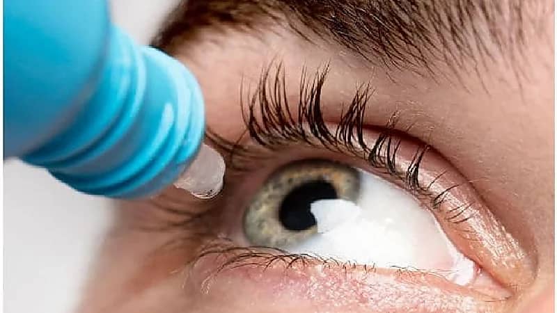 بالفيديو.. استشاري يكشف مخاطر استخدام قطرات إطالة وتكثيف الرموش