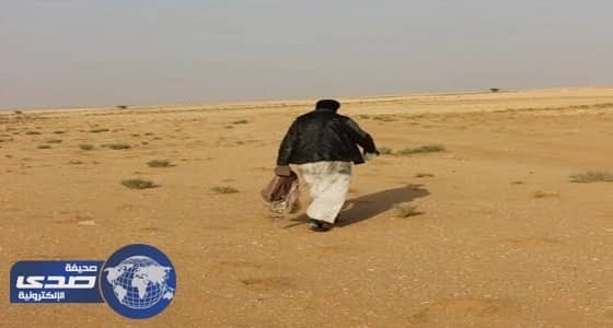 بالصور.. قصة عربي مضطرب نفسيًا يعيش في غرفة مهجورة بالصحراء