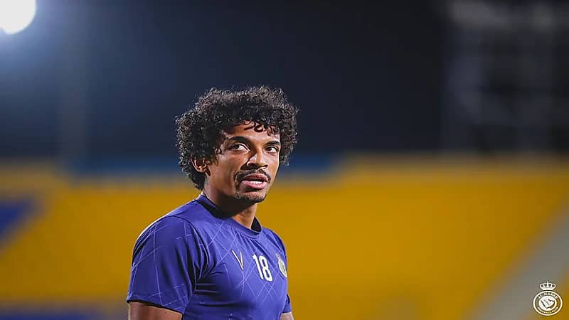 النصر يدرس تمديد عقد لويس غوستافو