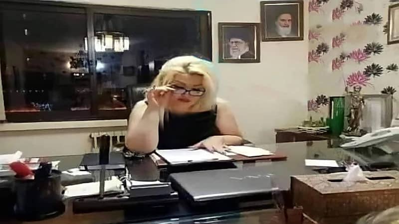 إيران تنادي بـ"الموت لأمريكا" وحفيدة الخميني ترتمي في أحضانها (صور)