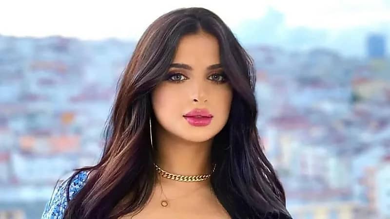 حادث سير مروع يهدد حياة بلوغر مغربية في دبي