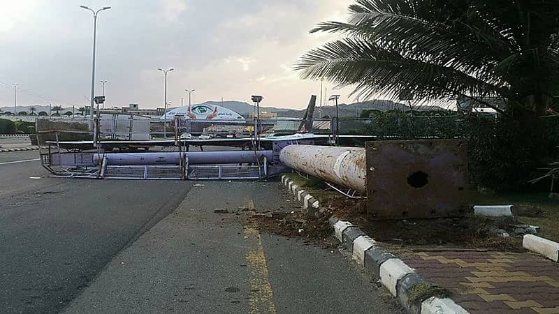 رياح قوية تتسبب في سقوط لوحة إعلانات بعسير 
