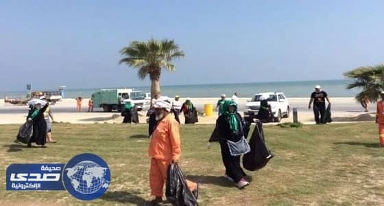 بالصور.. 100 فلبيني يتطوعون لتنظيف شاطئ العقير بالأحساء