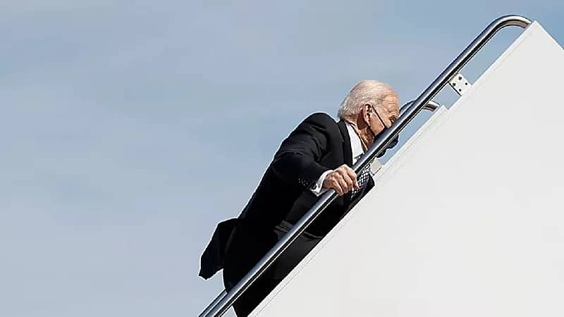 شاهد.. بايدن يتعثر من جديد أثناء صعوده إلى الطائرة