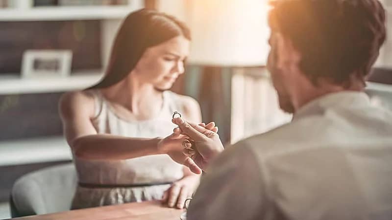 "استشاري" يوضح أسباب فوبيا الارتباط والحب