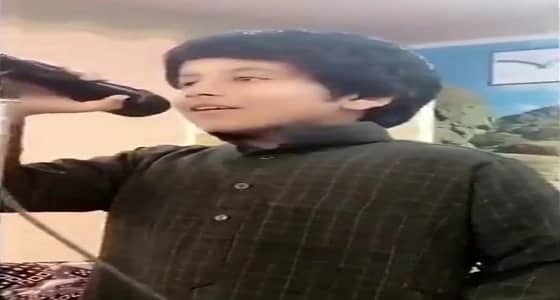 بالفيديو.. معلم يخفف توتر طالب أمام الإذاعة المدرسية