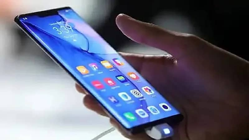 بالفيديو.. لص يسرق هاتف "مراسل" خلال بث مباشر ويفر هارباً