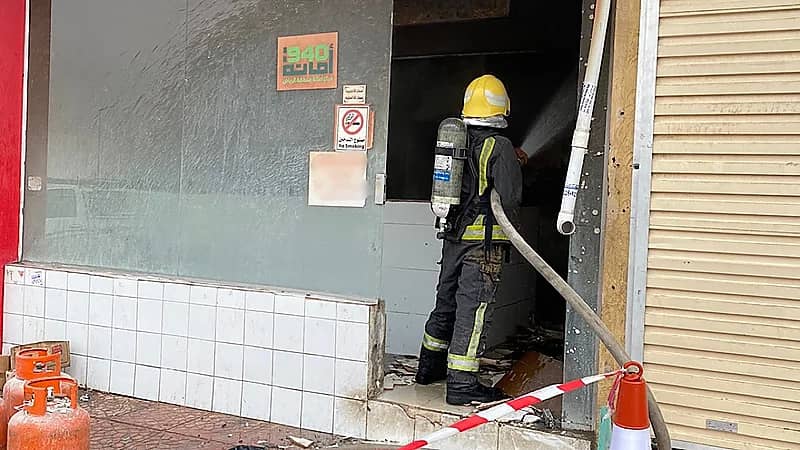 "مدني ⁧‫الرياض‬⁩ " يباشر حادث اشتعال لحظي في مطعم بحي الرمال