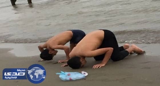 شابان يسجدان لله شكرا بعد نجاتهما من الغرق بشاطئ الشقيق