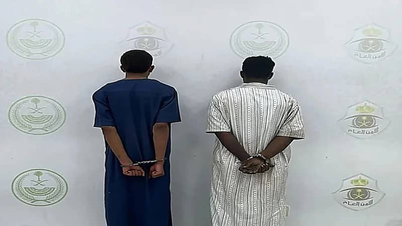 القبض على شخصين لسرقتهما مركبة آخر في وضع التشغيل بالرياض.. فيديو