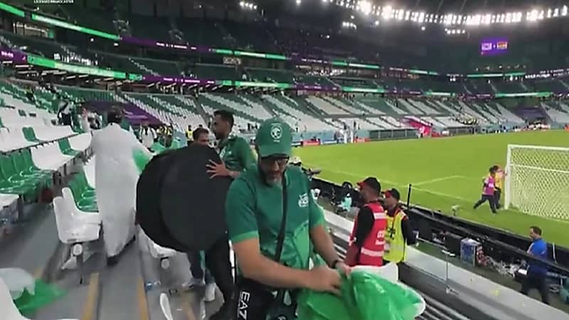 فيديو..جماهير الأخضر ينظفون المدرجات بعد لقاء بولندا