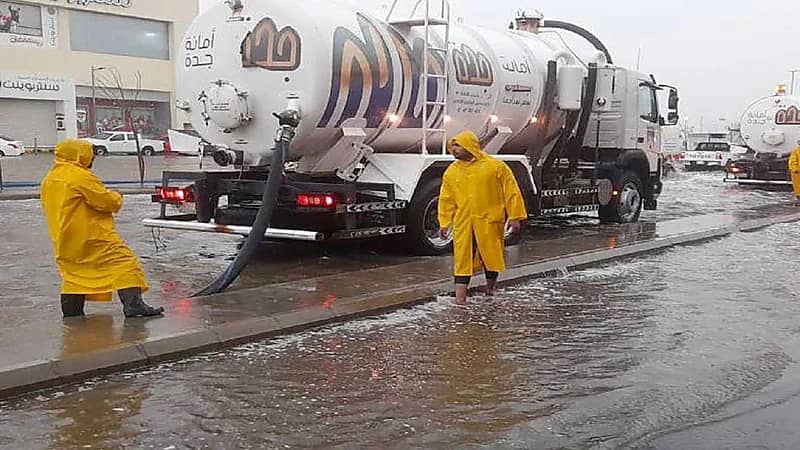 أمانة جدة تواصل سحب المياه ورفع المخلفات من الطرق