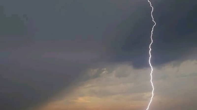 شاهد.. لحظة نجاة حارس أمن من ضربة صاعقة