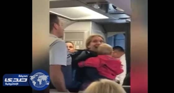 بالفيديو .. مضيفة «أميركان إيرلاينز» تضرب مسافرة بكرسي الأطفال