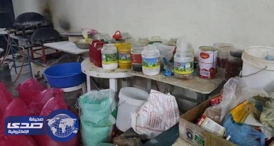 بالصور.. إغلاق مطبخ عشوائي وضبط العاملين بمكة