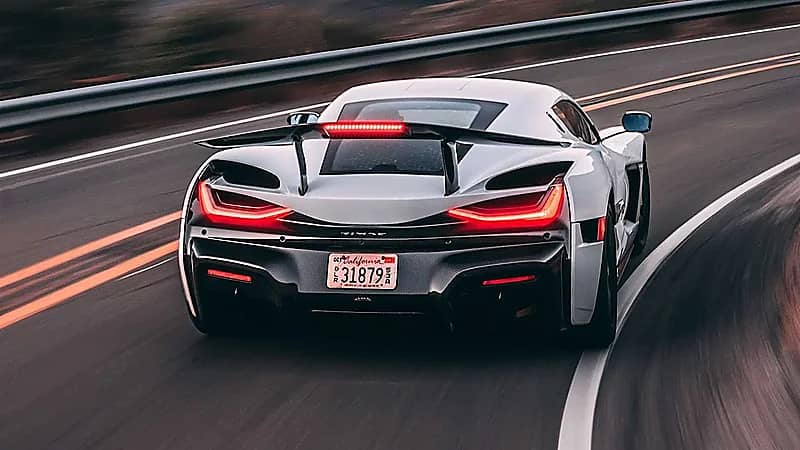 بالصور.. ريماك نيفيرا الكهربائية تتحدى لامبورجيني افينتادور SVJ