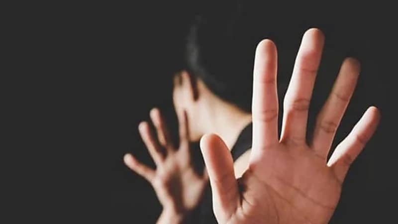 فضح مخطط لخداع فتيات وتصويرهن في فيديوهات إباحية