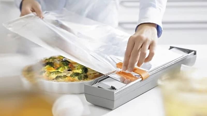 عالم سموم يوضح مخاطر استخدام ورق الألمنيوم في طهي الطعام