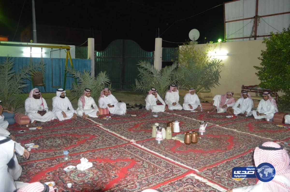 بالصور : محافظ العرضيات يقيم مأدبة عشاء لـ آعضاء حملة التوعيه