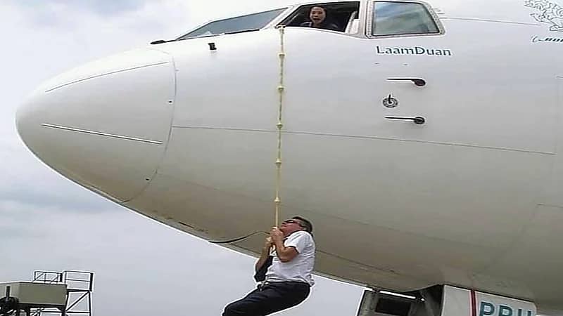طيار يسخر من صورة آخر تدلى من الطائرة بحبال: تأخروا عليه الركاب قال اتمرجح شوي