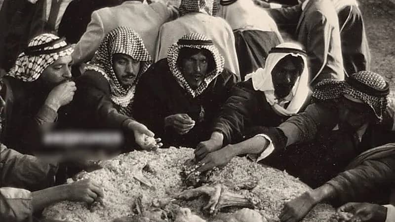 صورة تاريخية توثق أجواء وليمة سعودية قبل 60 عامًا