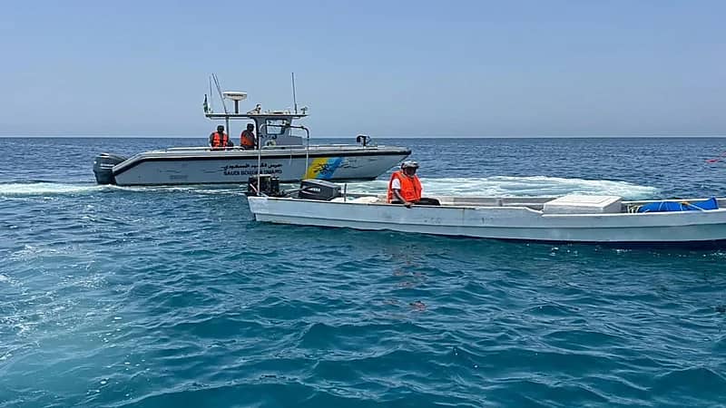 إنقاذ مواطنين تعطلت واسطتهما البحرية في عرض البحر