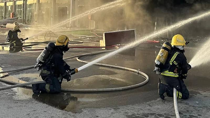 إخماد حريق خزاني وقود بمصنع في الرياض