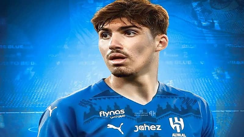 يوسف اكتشيشيك يقترب من الهلال