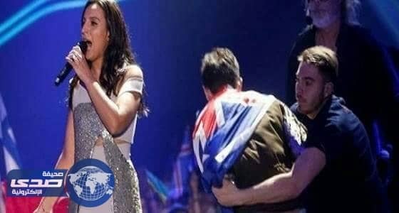 فعل فاضح من مراسل تلفزيوني خلال مسابقة غنائية