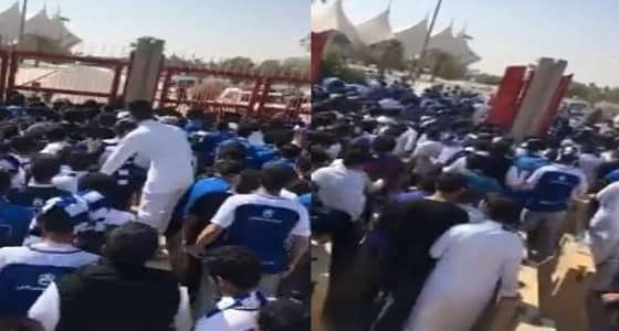 بالفيديو.. حشود غفيرة من جماهير الزعيم تتوافد على استاد الملك فهد من العاشرة صباحا