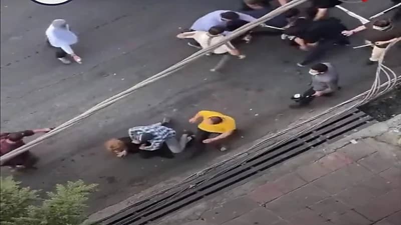 شاهد.. عناصر الملالي يضربون ويسحلون متظاهرة في وسط الشارع