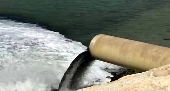 بالصور.. صرف مياه سوداء في واجهة القطيف البحرية