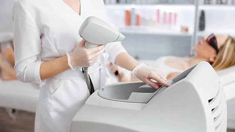 استشاري يحذر: تجنبوا إزالة الشعر الوَبَري بالليزر لهذا السبب .. فيديو