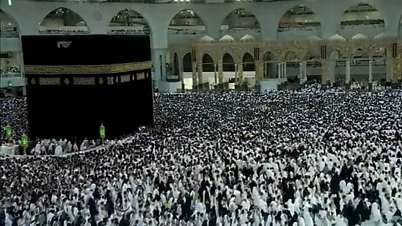 بالفيديو.. امتلاء صحن الطواف بالمعتمرين وسط سكينة وطمأنينة