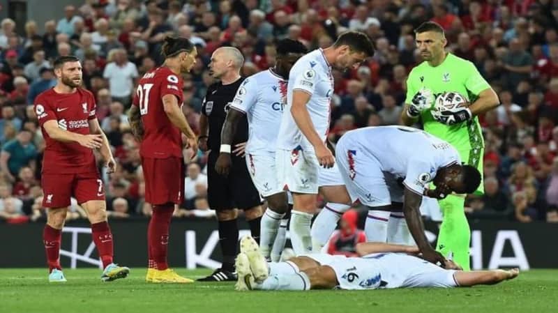 "نطحة" مهاجم ليفربول تأخذ منعطفاً خطيرًا في الدوري الانجليزي