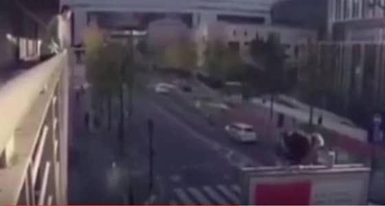بالفيديو.. قفزة من شرفة أحد الأبنية على لوحة إعلانية في الشارع