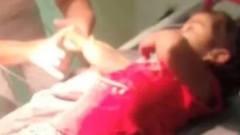 طفلة تعود مرة أخرى للحياة خلال جنازتها