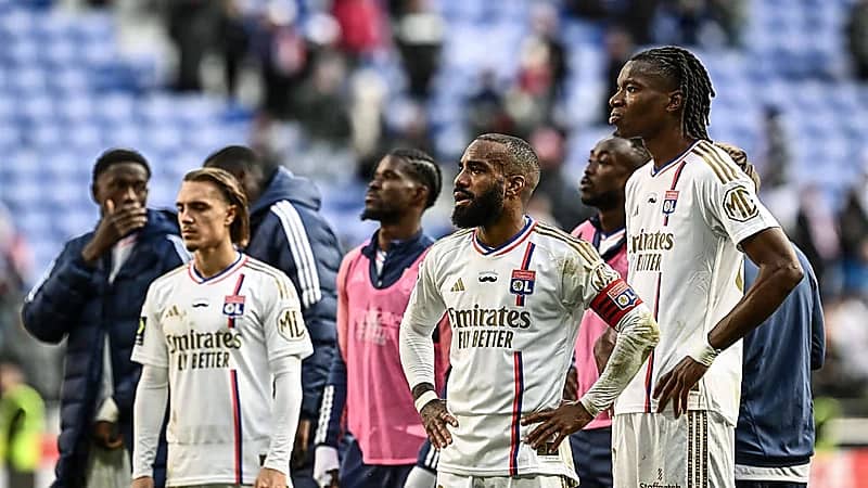 الفيفا يرفع حظر التعاقدات عن ليون الفرنسي