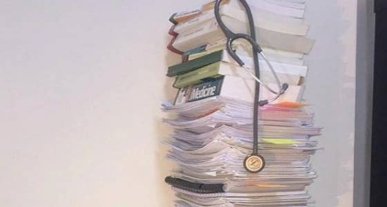 بالصور.. طبيبة توثق تخرجها من الكلية بعد 6 سنوات بـ " جبل كتب "