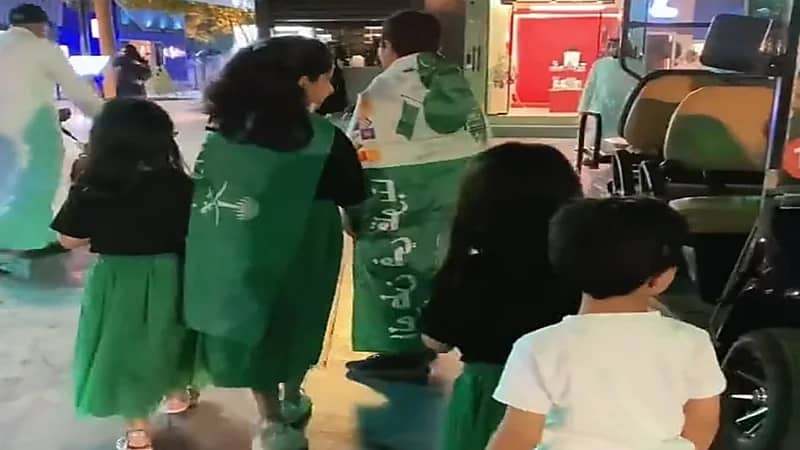 بالفيديو.. الأطفال يحتفلون باليوم الوطني في بوليفارد الرياض